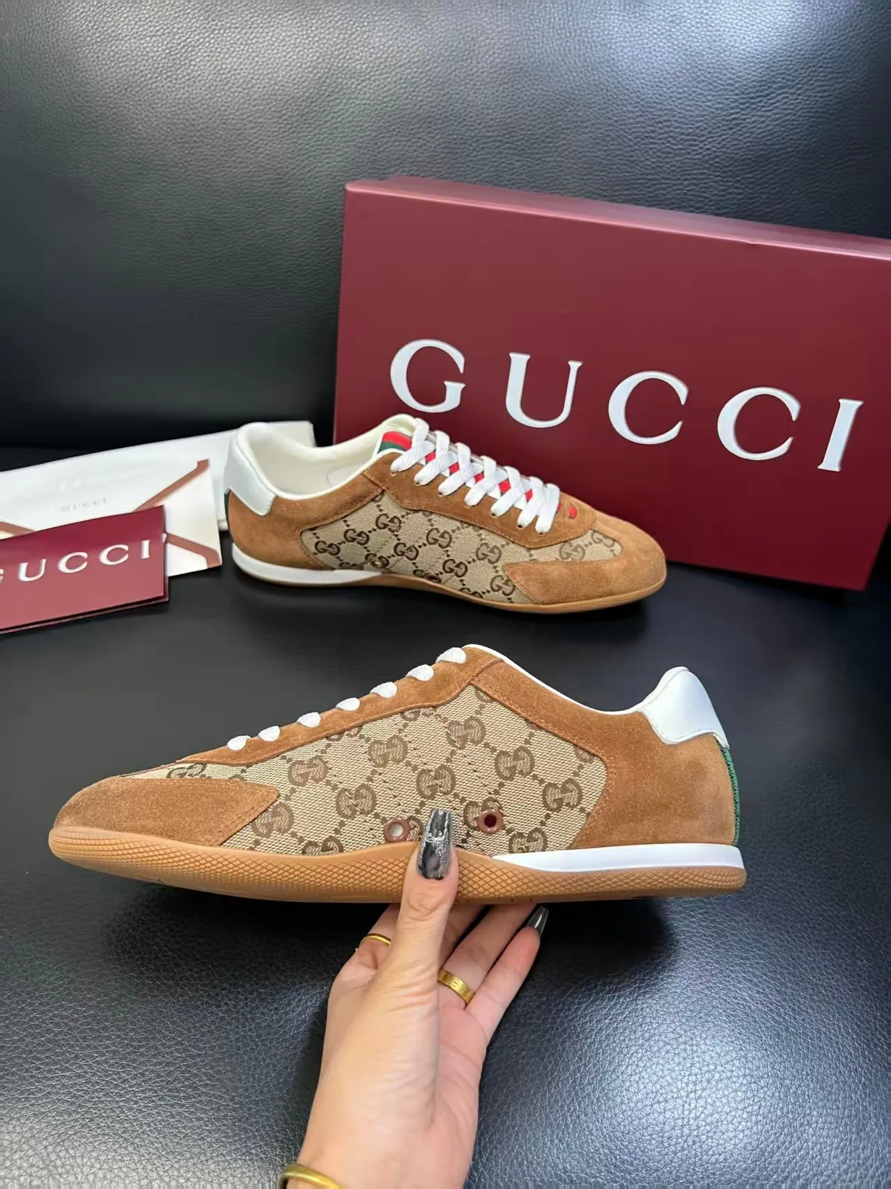 P420 new men's shoes GUCCI [Lightning] latest shoes are shipped. Original quality, fashionable, special material, sheepskin lining, brand new packaging. The foot feels super comfortable and the workmanship is impeccable. Size: 38-45